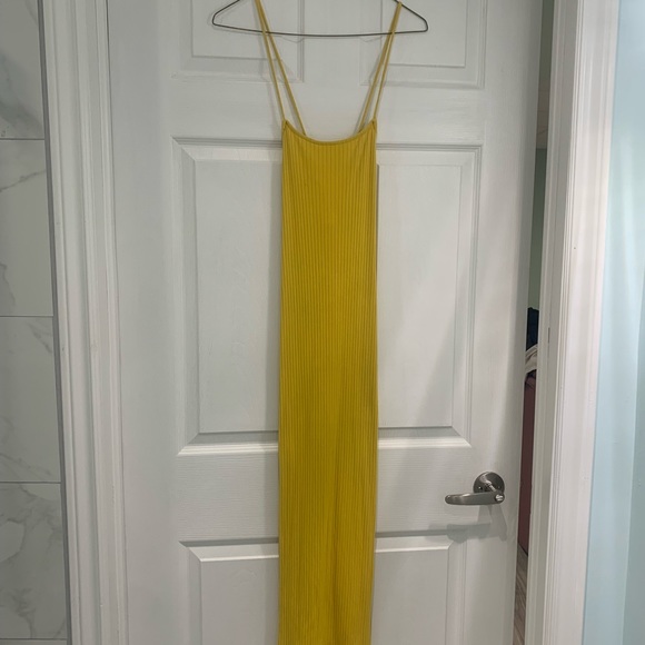 Fashion Nova crisscross tied back and slit on the side - Picture 2 of 3